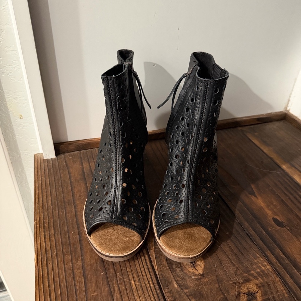 NWT Toms Majorca Perforated Peep toe Ankle Booties - Picture 3 of 7